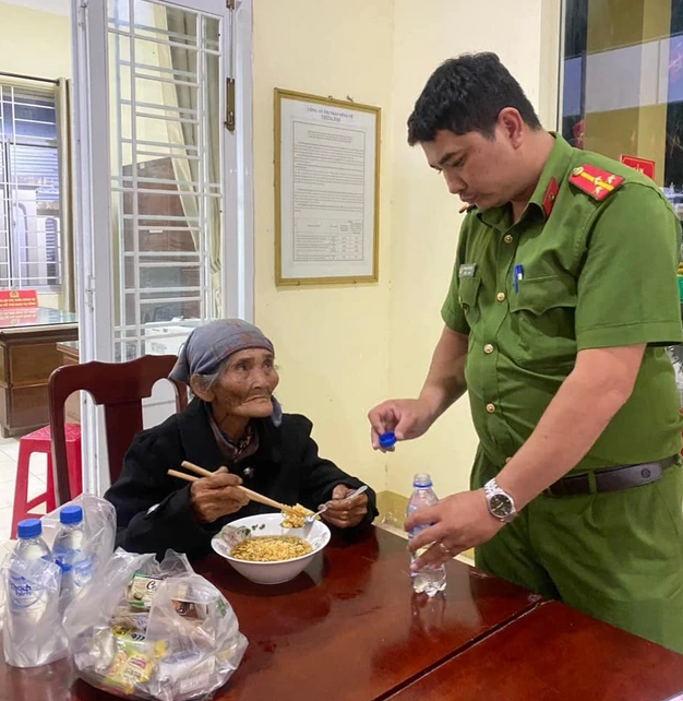Cụ bà đãng trí đi lạc ở thị trấn Sông Vệ được công an chăm sóc, tìm người thân - Ảnh: Công an Quảng Ngãi