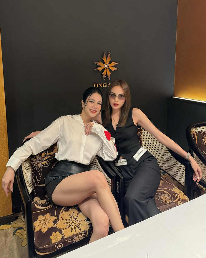 Có thể thấy, cơn sốt mùa Lễ tình nhân vẫn chưa hạ nhiệt khi Diệp Lâm Anh diện cho mình mẫu áo sơ mi trắng thanh lịch, nhấn nhá dải tim đỏ thêu nổi phần tay áo. Đi cùng, cô kết hợp chân váy xẻ đùi có chất liệu da nhuộm tông đen. Tạo sự thoải mái cũng như tiện di chuyển, người đẹp Hà thành ưu ái chọn kiểu giày thể thao với phần đế được nâng cấp đáng kể.