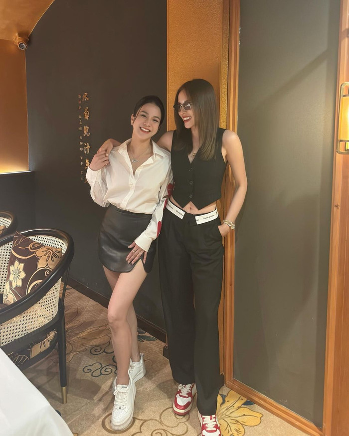 Dù cách nhau hơn nửa thập kỷ và đã qua hai lần sinh nở, song, sắc vóc của Diệp Lâm Anh không hề kém cạnh. Với lợi thế hình thể và gu thời trang tôn dáng, “mẹ hai con” còn ghi điểm với đôi chân thon mịn, trắng ngần trong khung ảnh đọ dáng bên Kỳ Duyên.  