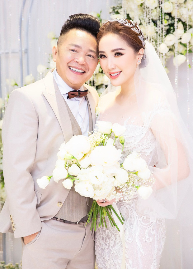 Năm 2019 khi đang ở đỉnh cao sự nghiệp, Bảo Thy bất ngờ tuyên bố theo chàng về dinh cùng nam doanh nhân Phan Lĩnh. Nữ ca sĩ tạm gác lại hào quang nghệ thuật và tập trung vun vén cho mái ấm nhỏ của mình. Sau khi hạ sinh quý tử đầu lòng, cô tích cực chia sẻ cuộc sống thường nhật trên mạng xã hội, thu hút lượng lớn netizen quan tâm.  