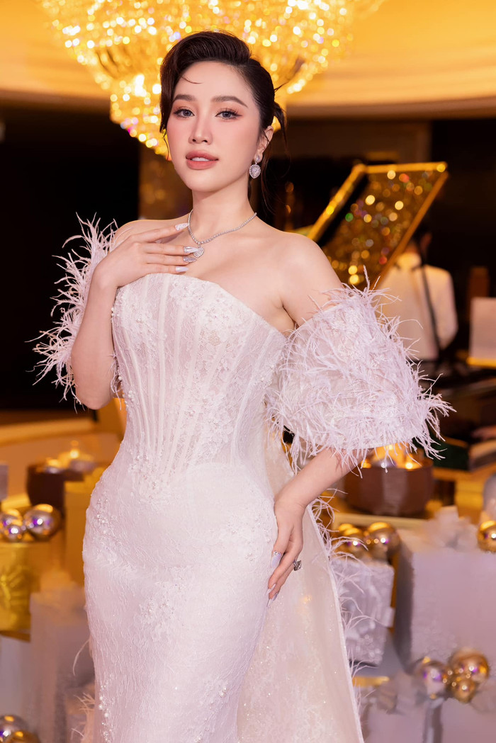 Nhờ có “hậu phương” vững chắc, cô quyết định trở lại đường đua âm nhạc và phát hành sản phẩm tặng người hâm mộ. Ngoài ra, nữ ca sĩ còn nhận lời biểu diễn tại một số sự kiện, sân khấu do người quen tổ chức.