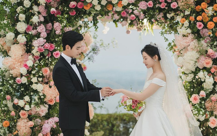 Kim So Hyun tổ chức hôn lễ với bạn thân Song Hye Kyo, nhìn đám cưới lại nhớ Hyun Bin – Son Ye Jin Ảnh 2