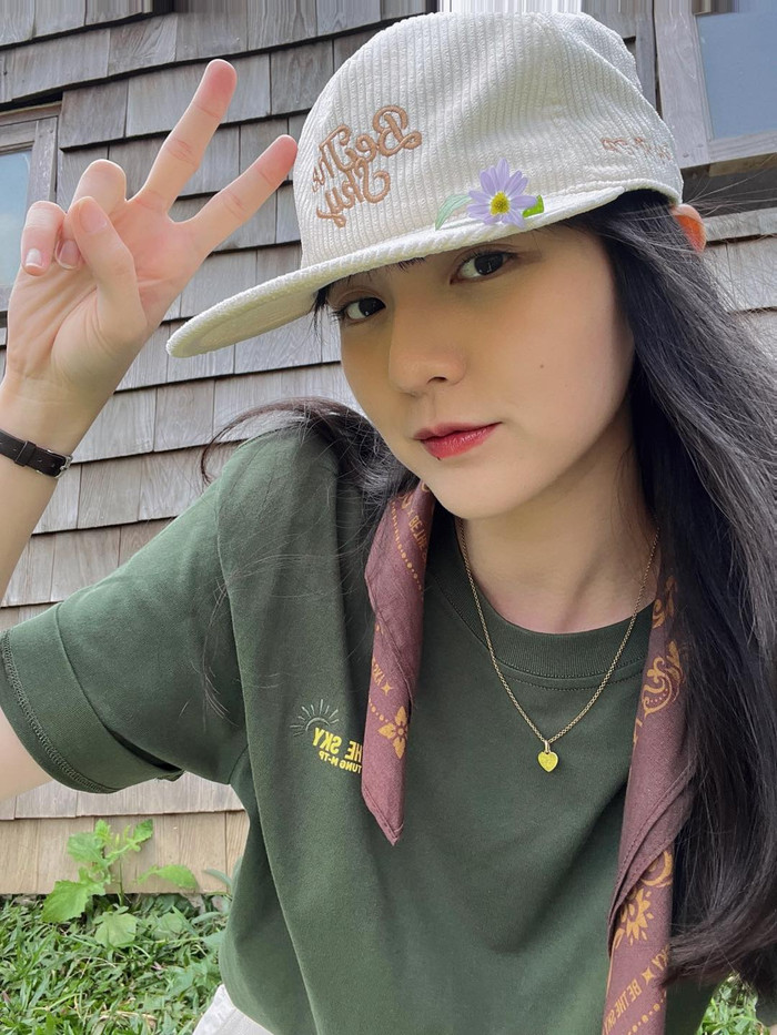 Có thể là hình ảnh về 1 người, mũ và văn bản