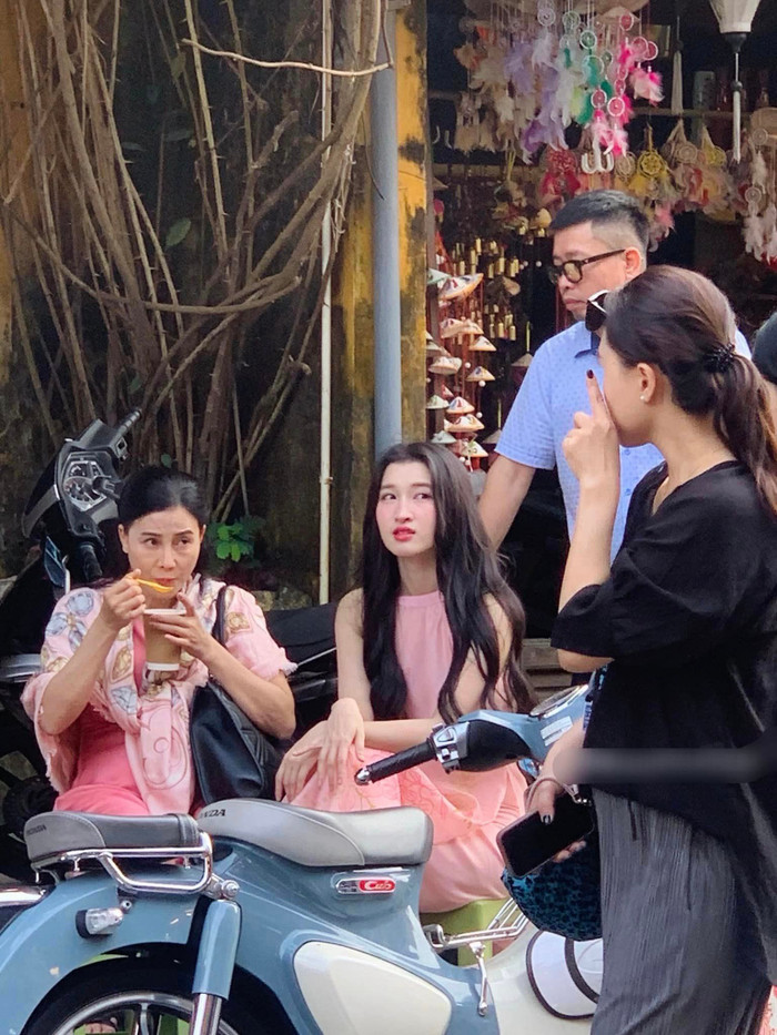 Dù bị chụp lén, nhưng visual của Phương Nhi không hề bị 'dìm' bởi khuôn mặt nhỏ nhắn cùng nước da trắng hồng đáng ghen tỵ