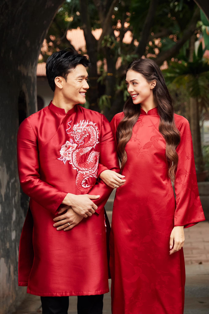 Ngoài ra, Dianka Zakhidova còn hé lộ gia đình chồng rất yêu thương và chào đón cô nồng nhiệt khi người đẹp đặt chân đến quê hương của 'bạn đời'. Cô nàng nói: 'Tôi rất biết ơn bố mẹ chồng và họ hàng khi đã cho chúng tôi cơ hội tuyệt vời để đón Tết Nguyên Đán theo phong tục truyền thống của người Việt Nam từ nhiều năm nay. Mọi người rất vui vẻ và nồng nhiệt khi chào đón tôi'.