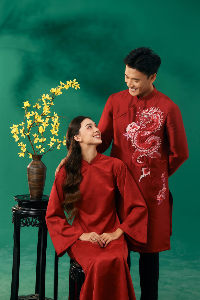 Nhan sắc ngày àng mặn mà của vợ Bùi Tiến Dũng nhận được nhiều lời khen từ phía công chúng. Dù trải qua một lần sinh nở, Dianka Zakhidova vẫn duy trì được vóc dáng thon gọn và thần sắc rạng rỡ. 