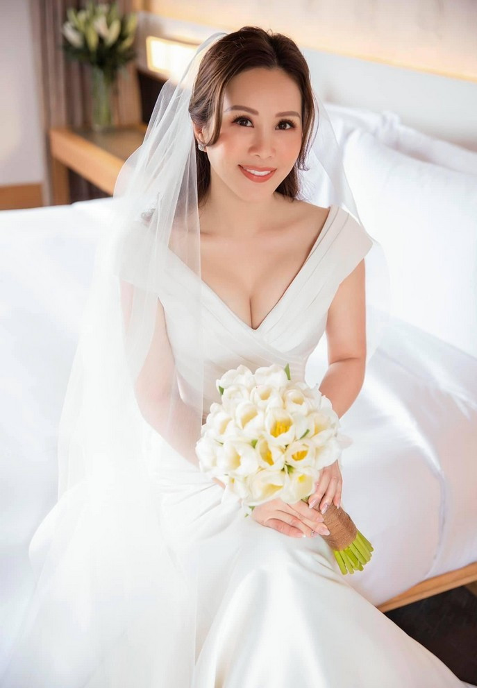 Hoa hậu Thu Hoài từng đoạt giải Hoa hậu Phu nhân người Việt toàn cầu tại Mỹ năm 2012 và nổi tiếng trong ngành làm đẹp, có quan hệ thân thiết với nhiều nhân vật nổi tiếng trong giới showbiz.