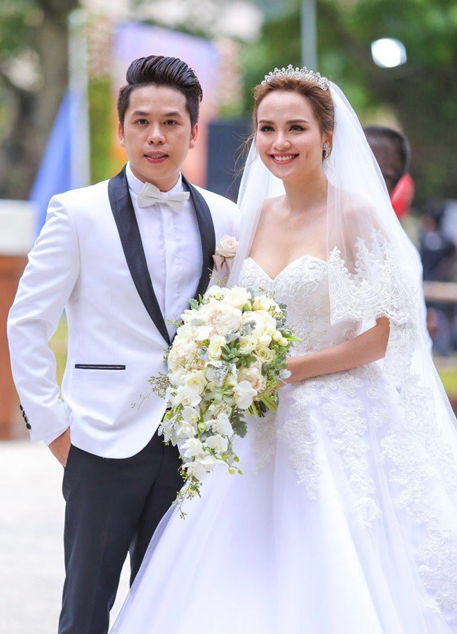 Người đẹp từng bí mật kết hôn với một đại gia bất động sản năm 2011 và ly hôn năm 2012. Năm 2015, cô kết hôn lần hai và có một con trai kháu khỉnh. Tưởng chừng như ông xã Quang Huy sẽ là người đàn ông đồng hành cùng cô sau bao vấp ngã nhưng cuối cùng cuộc hôn nhân đổ vỡ. 