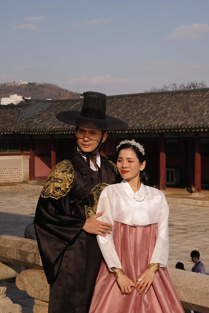 Song song với thước ảnh cá nhân, giọng ca sinh năm 1981 còn khiến netizen thích thú khi đăng tải khoảnh khắc thả dáng tình tứ bên bạn trai Lâm Bảo Châu. Nếu Lệ Quyên được dân tình ví như tiểu thư xứ Hàn thì sự sóng đôi trong trang phục nhuộm tông đen quyền quý của nam người mẫu ngỡ như đấng anh tài ngày trước.