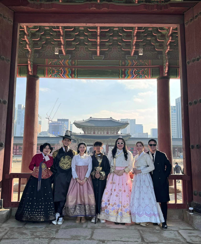 Hòa chung không khí mùa lễ hội đầu năm, mới đây, giọng ca Hà thành đã chia sẻ trên trang cá nhân bộ ảnh du Xuân tại Hàn Quốc bên gia đình cùng bạn trai người mẫu.  