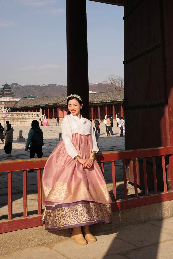 Khác với những tạo hình cầu kỳ trên sân khấu, Lệ Quyên chọn kiểu tóc thả suông, rẽ ngôi đơn giản với điểm nhấn là chiếc cài hoa baby đáng yêu. Bên cạnh đó, sự kết hợp với lớp trang điểm tông đỏ - cam cũng góp phần tôn lên nước da trắng và dung nhan sắc sảo của cô.  