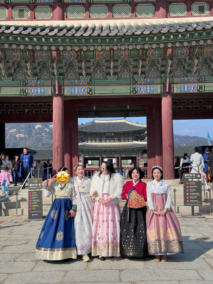 Ghé thăm cung điện nguy nga bậc nhất xứ sở kim chi - Gyeongbokgung, đại gia đình Lệ Quyên xuất hiện đầy chỉn chu trong trang phục truyền thống hanbok.  