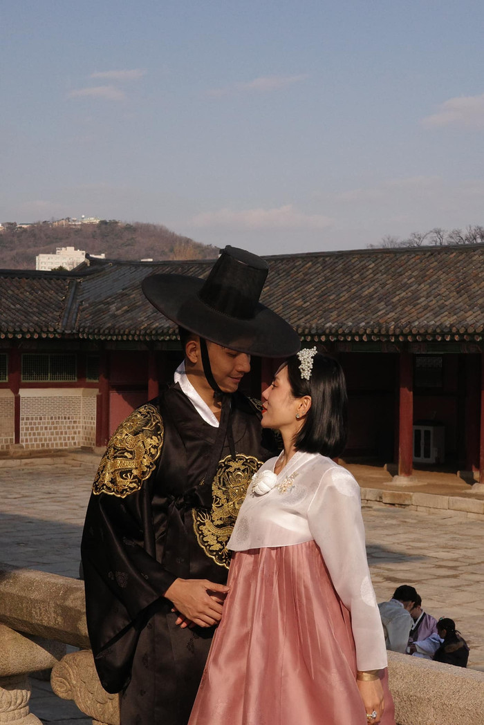 Kể từ khi hẹn hò với bạn trai trẻ tuổi, “nữ hoàng phòng trà” được nhận xét ngày càng trẻ trung, rạng rỡ và tràn đầy năng lượng. Cả hai thoải mái trao nhau những cử chỉ ngọt ngào, sóng đôi xuất hiện tại nhiều sự kiện cũng như các buổi gặp gỡ bạn bè.