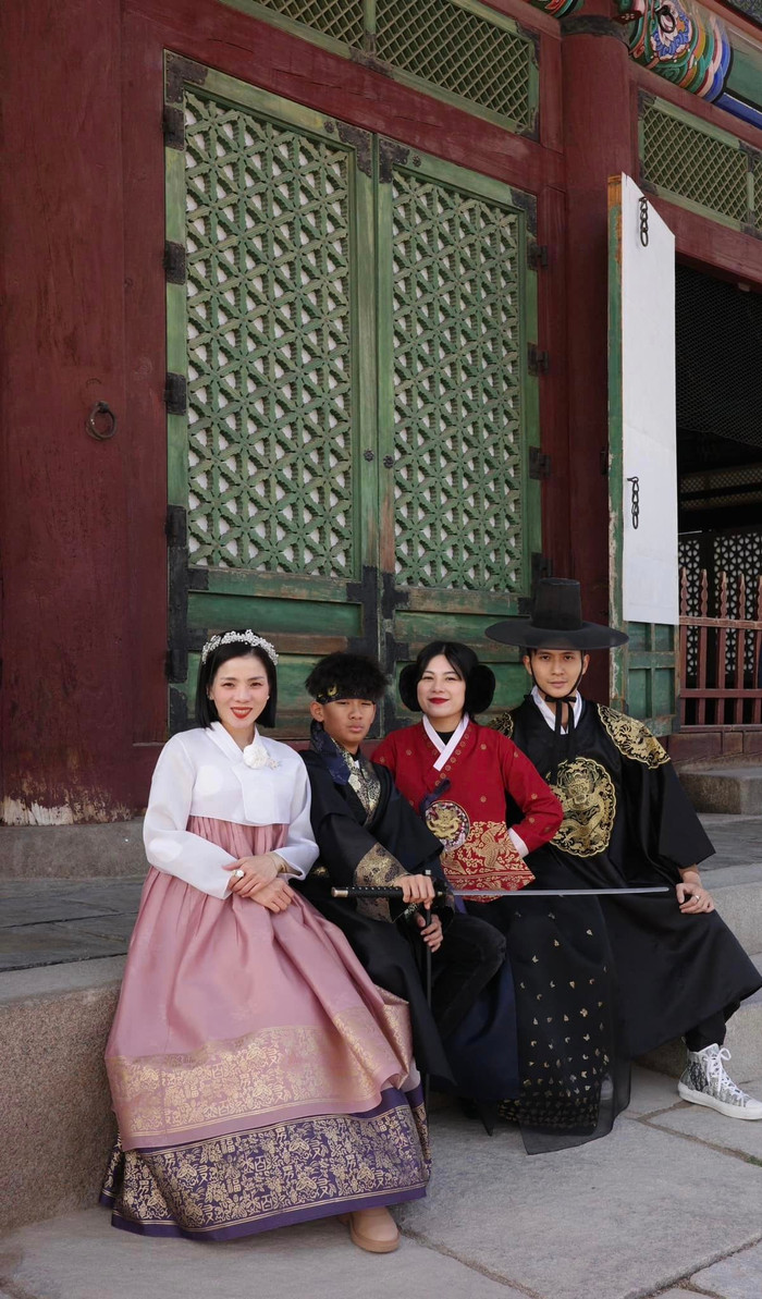 Bên dưới bài viết, không ít khán giả dành lời khen ngợi cho sự ton sur ton trong trang phục cũng như trạng thái tốt ở tiết trời thấp độ của đại gia đình Lệ Quyên. Mặt khác, nhiều cư dân mạng cũng bày tỏ sự mong chờ trong năm mới 2024 khi cả hai báo tin vui đến mọi người sau nhiều năm bên nhau.