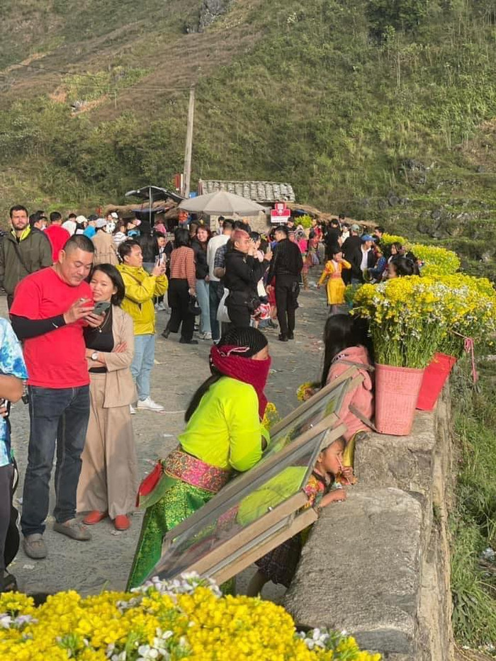 Bên cạnh các phương tiện qua lại thì có rất nhiều người đứng lại chụp ảnh khiến con đường tại dốc Thẩm Mã càng kẹt cứng. Ảnh: OFFB