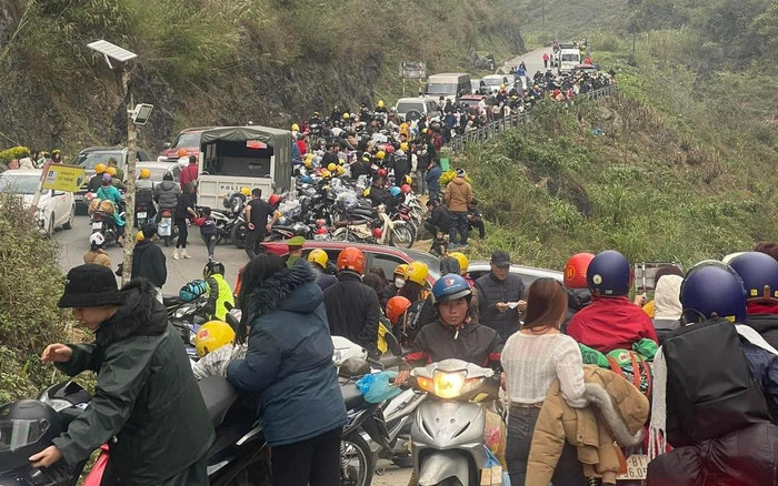 Mùng 7 Tết, đoạn đường tại dốc Thẩm Mã kẹt cứng vì khách du lịch đổ về Ảnh 2