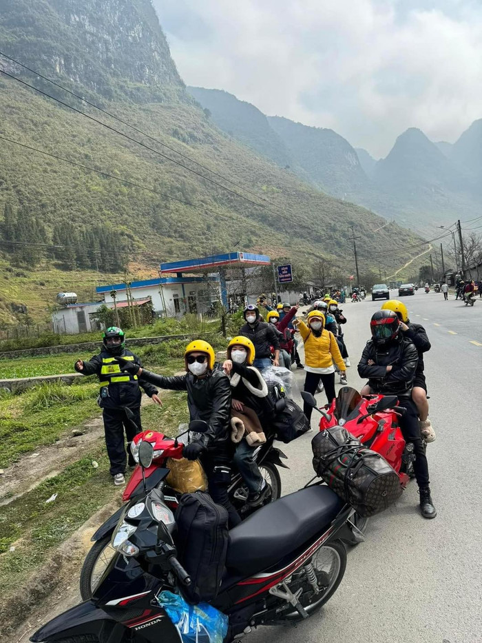 Từng đoàn xe đi phượt ngày mùng 7 Tết. Ảnh: OFFB