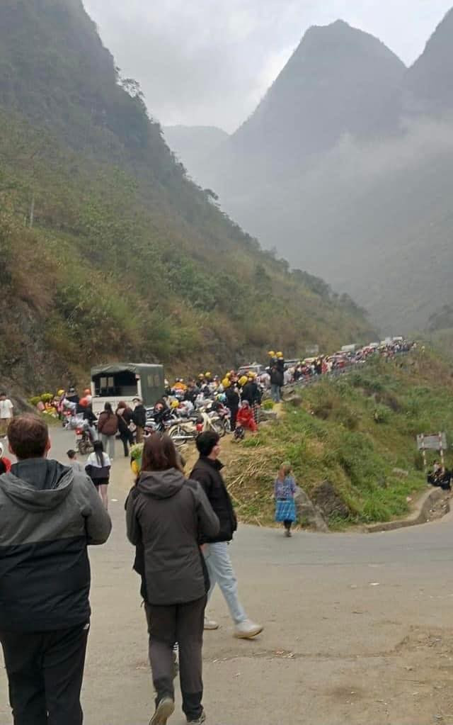 Mùng 7 Tết, đoạn đường tại dốc Thẩm Mã kẹt cứng vì khách du lịch đổ về Ảnh 4