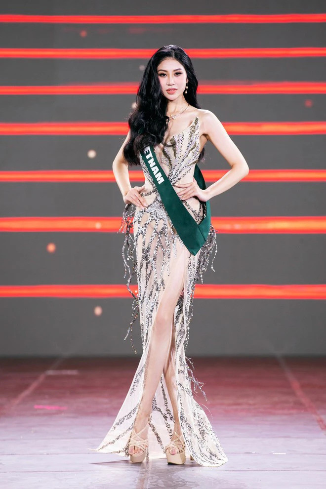 Tối hôm 22/12/2023, đêm chung kết Miss Earth 2023 đã khép lại với kết quả làm thoả lòng đông đảo người hâm mộ. Trong đó, đại diện Việt Nam - Đỗ Thị Lan Anh xuất sắc đăng quang ngôi vị  Á hậu 2 với danh hiệu Miss Earth Water. Sau cuộc thi, các hoạt động xoay quanh nàng hậu Hà thành nhận được sự quan tâm nhất định từ fan sắc đẹp Việt.