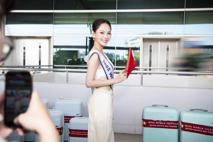 Soi gu thời trang sân bay đi thi Miss World của Mai Phương, Đỗ Thị Hà và Lương Thùy Linh Ảnh 1