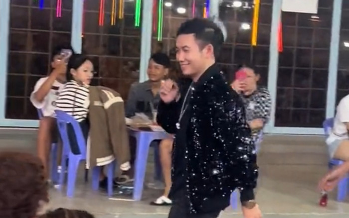 Chạy show hội chợ, nam ca sĩ Việt nổi tiếng một thời nhận thái độ lạ từ khán giả Ảnh 2