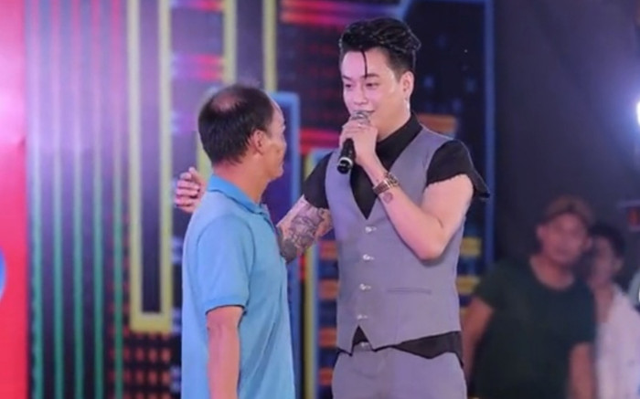 TiTi (HKT) đang biểu diễn thì khán giả lên sân khấu xin đồ, nam ca sĩ phản ứng ra sao? Ảnh 2