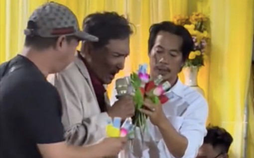 Thương Tín chạy show đầu năm, được khán giả tặng tiền nhiều cầm không xuể Ảnh 2