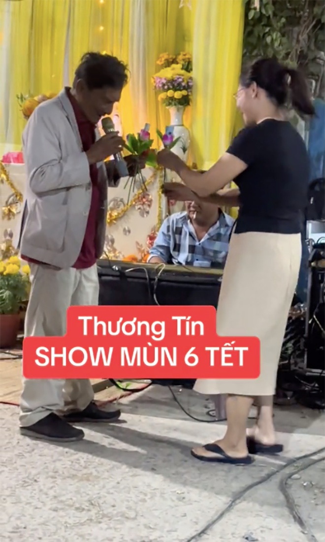 Nam tài tử được khán giả tặng hoa tiền.