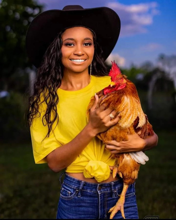  Elise-Gayonne Vernon là một cô gái thích nuôi động vật. 