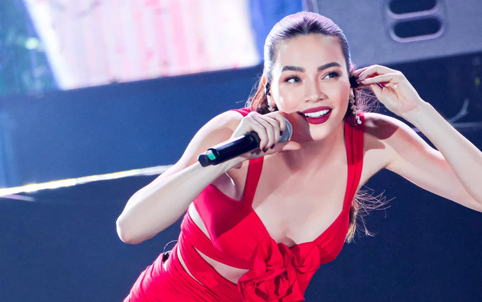 Hồ Ngọc Hà chạy xuống sân khấu lúc đang biểu diễn, phản ứng của bảo vệ gây chú ý Ảnh 2