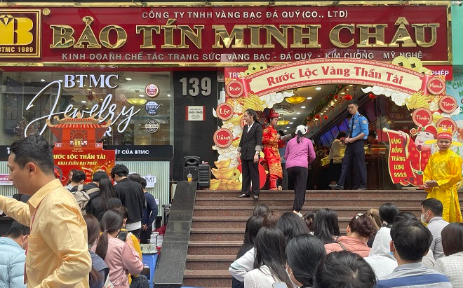 Đầu chiều ngày vía Thần Tài: Giá vàng 'tụt dốc', không khí người mua nhộn nhịp, chật kín chỗ Ảnh 2