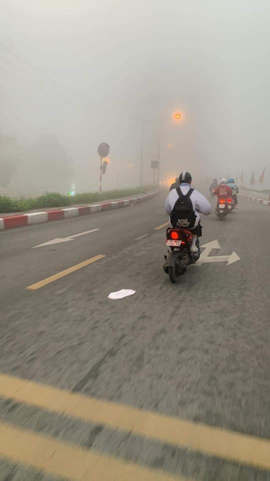 Sương mù khiến các phương tiện di chuyển bị hạn chế tầm nhìn. (Ảnh: Trang Phùng) 