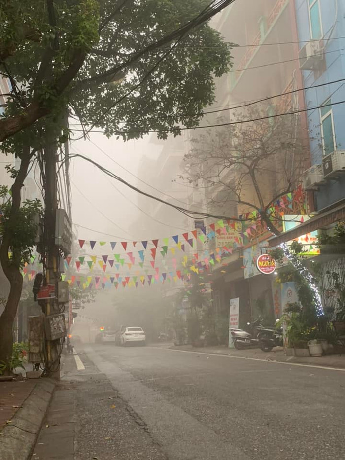 Sương mù giăng kín ở Hà Nội khiến nhiều người liên tưởng như đang ở Sapa hoặc Tam Đảo. (Ảnh: Hương Kiều)