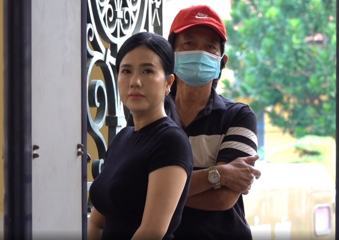 Cha Ngọc Trinh có mặt ở tòa án từ sáng sớm.