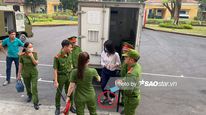 Đôi dép Ngọc Trinh diện tại phiên tòa xét xử ngày 2/2 thu hút đông đảo chú ý của cộng đồng mạng