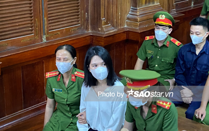 Hình ảnh Ngọc Trinh tại phiên tòa xét xử diễn ra vào sáng ngày 2/2