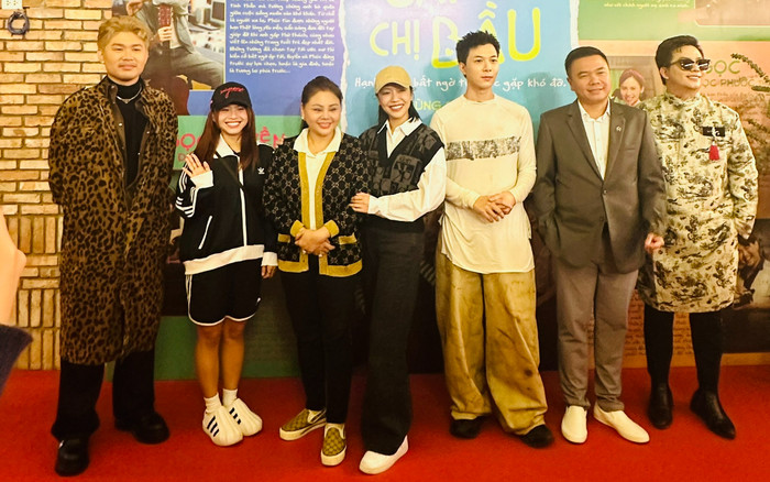 Thảm đỏ Gặp Lại Chị Bầu: Anh Tú diện đồ đơn giản vẫn đẹp xuất sắc, 'đọ visual' với Thanh Sơn - Bình An Ảnh 2