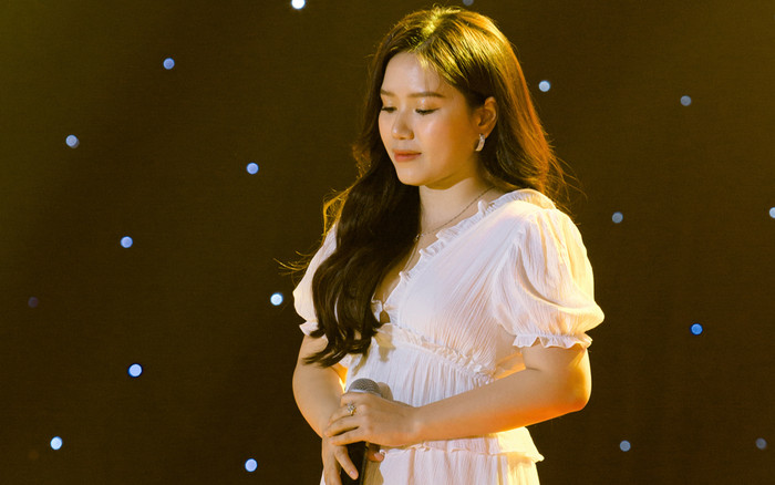 Thùy Chi liên tục bỏ micro không hát trên sân khấu, lý do vì một người bạn quá cố Ảnh 2