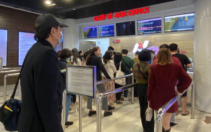 Khán giả nô nức, xếp hàng chật kín đi xem phim 'Đào, Phở và Piano' Ảnh 2