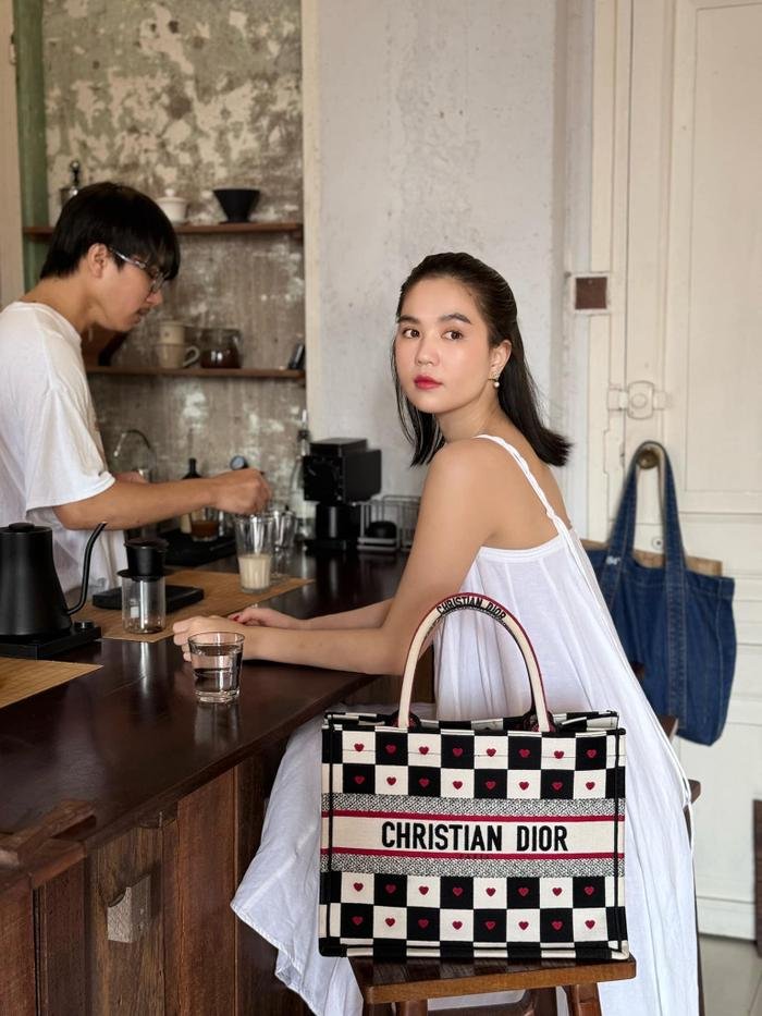 Có thể là hình ảnh về 2 người và văn bản cho biết 'CHRISTIAN DIOR'