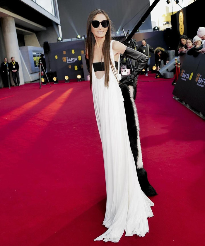 Các đường cut-out mãn nhãn, đường may ôm sát cùng chi tiết chít eo ẩn mình trong lớp diềm xếp nếp, trang phục giúp tôn lên đáng kể hình thể của người mặc. Tuy diện cho mình bộ cánh tôn dáng, song, sắc vóc của Nữ hoàng váy cưới qua ống kính không chỉnh sửa bị đánh giá quá gầy, thiếu sức sống.  