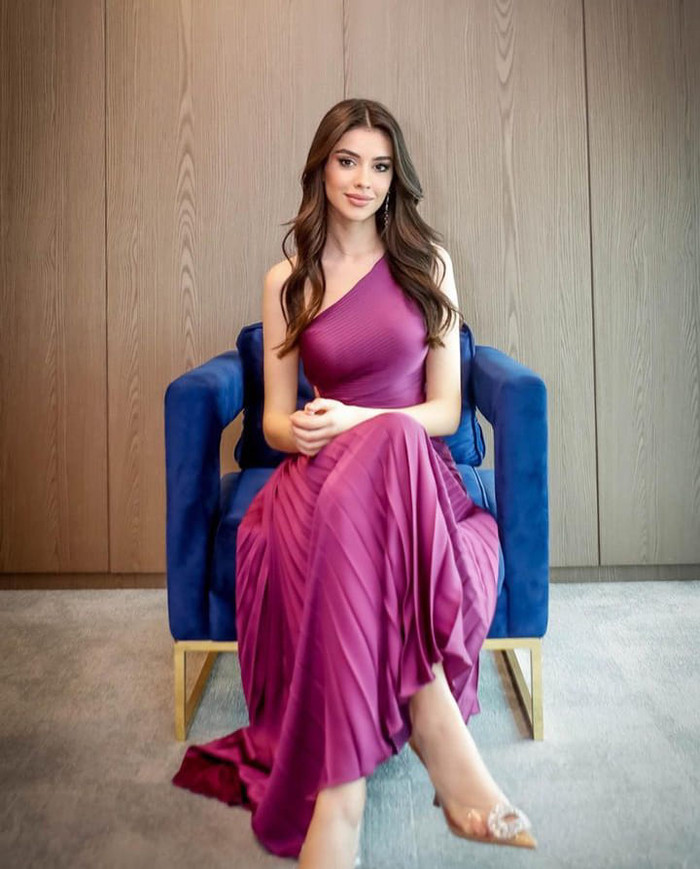 Nursena Say sở hữu chiều cao 180 cùng thần thái kiêu sa diễm lệ. Cô không chỉ là một người mẫu và diễn viên xuất sắc mà còn là một kiến trúc sư - một sứ mệnh cô đang theo đuổi sau khi hoàn thành bằng cử nhân. 