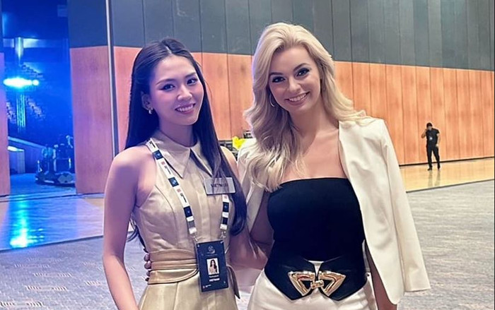 Mai Phương khoe sắc với đương kim Miss World 2021 Ảnh 2