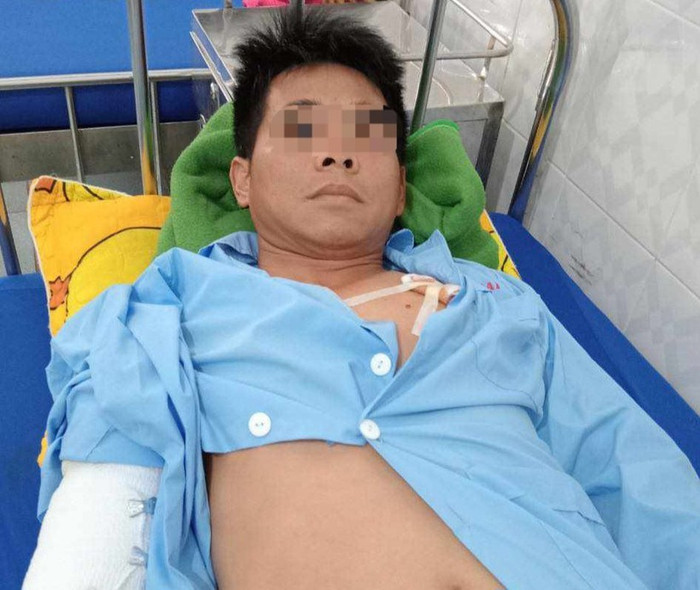 Người đàn ông bị chính con chó mình nuôi cắn bị thương. Ảnh: GD&TĐ