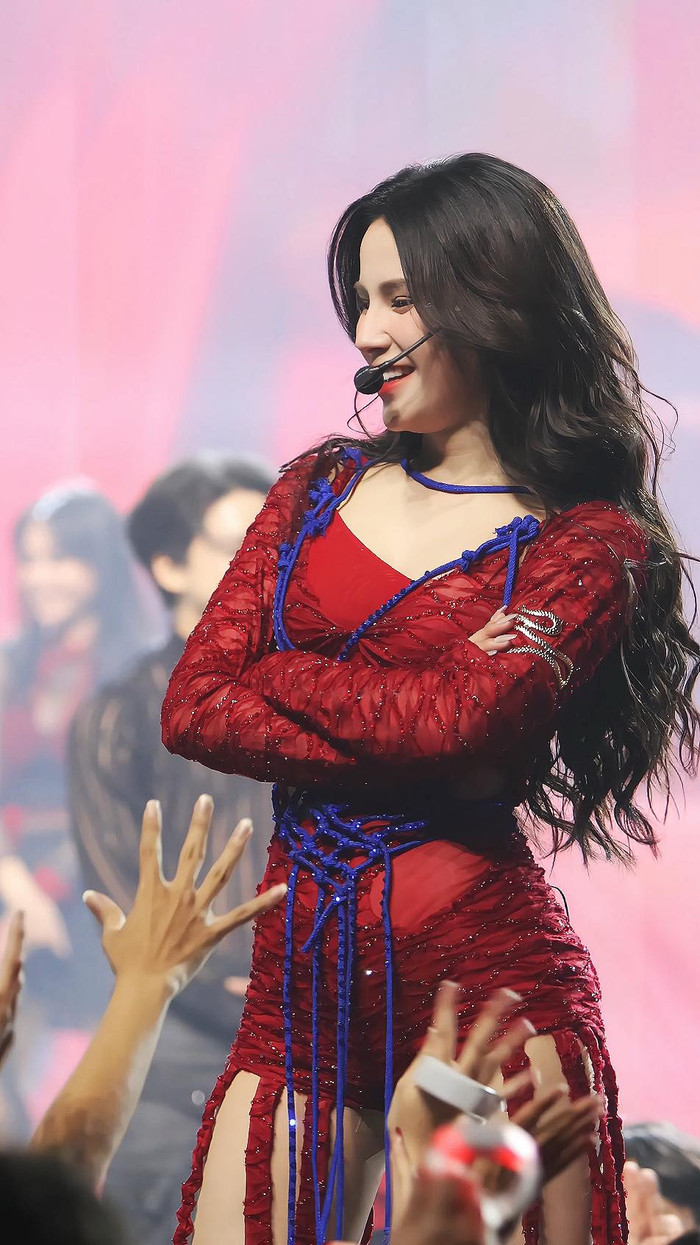 Có thể là hình ảnh về 2 người