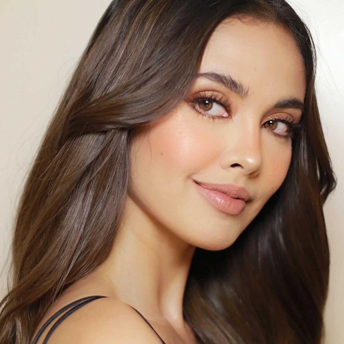 Đã 11 năm trôi qua nhưng mỗi mùa Hoa hậu Thế giới khởi động, dấu ấn của một cô gái nhỏ bé đến từ khu vực Đông Nam Á vẫn khiến hàng triệu trái tim yêu cái đẹp thổn thức. Cô trở thành tượng đài sắc đẹp trong lòng người dân Philippines. 