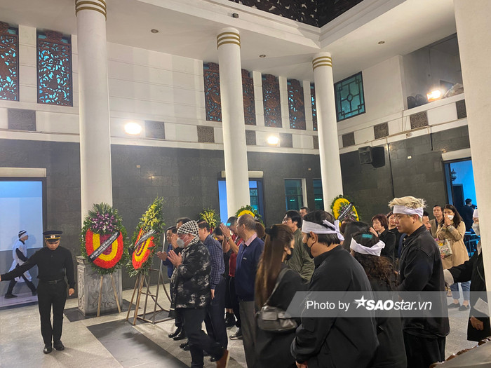 Gia đình và đông đảo bạn bè và đồng nghiệp đã có mặt ở Nhà tang lễ 354 để tiễn Á hậu Nguyễn Thu Mai về với đất mẹ.