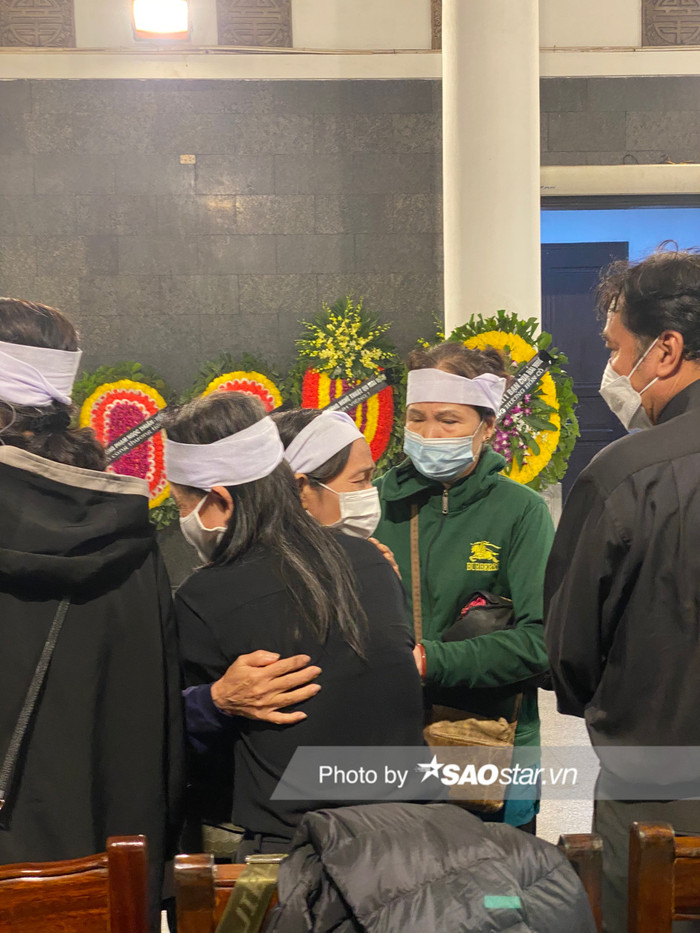 Người thân bật khóc, đôi mắt ai cũng đỏ hoe, đượm buồn.....