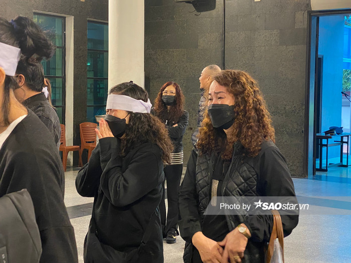 Người thân, bạn bè khóc nghẹn trong tang lễ.