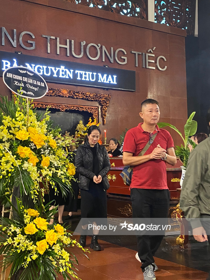 Diễn viên Nguyệt Hằng có mặt từ rất sớm tiễn đưa người chị đồng nghiệp về nơi an nghỉ cuối cùng.